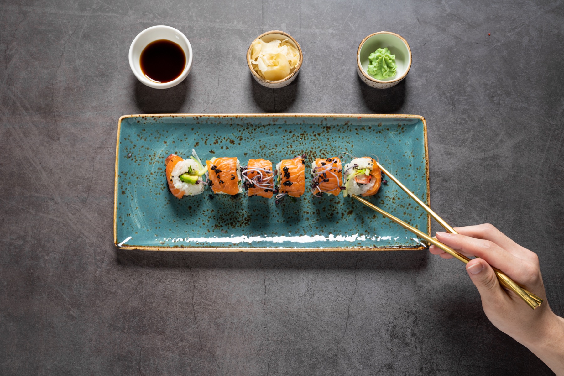 Maki mit Stäbchen